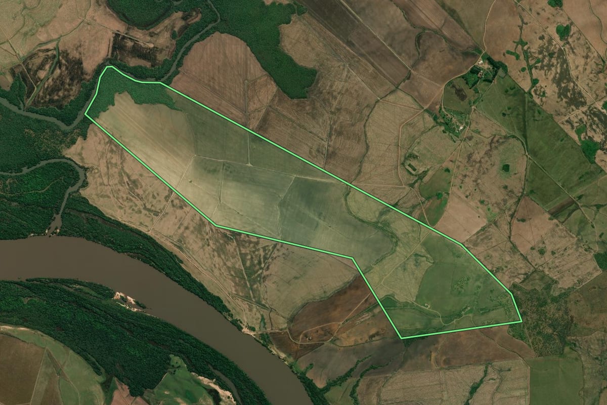 Imagem de satélite do imóvel rural em Itaqui (RS), com o contorno declarado no CAR desenhado por cima.