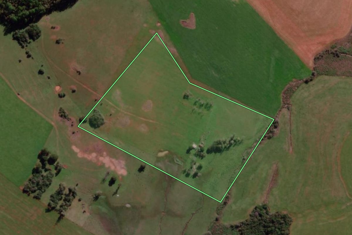 Imagem de satélite do imóvel rural em Itaqui (RS), com o contorno declarado no CAR desenhado por cima.