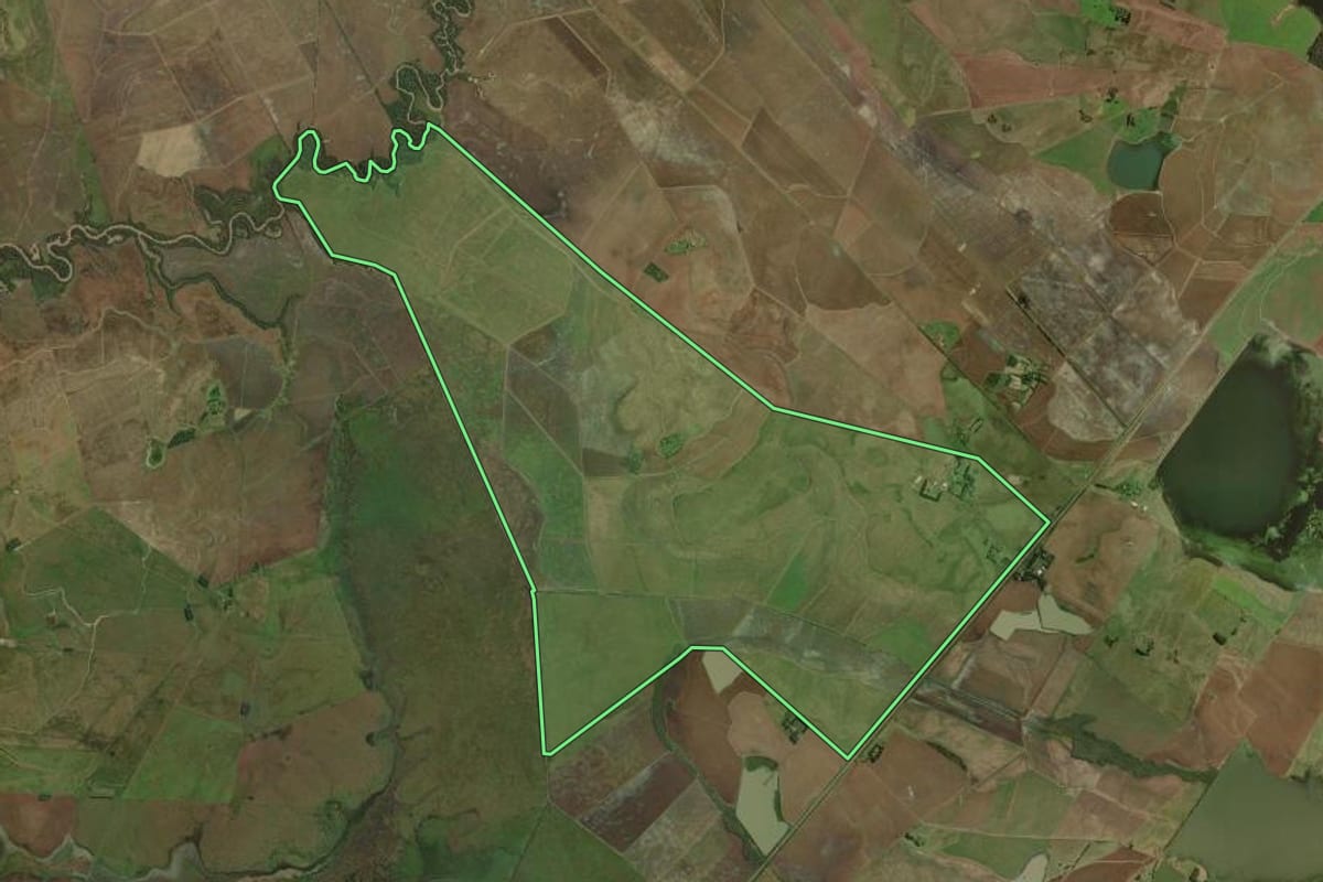 Imagem de satélite do imóvel rural em Itaqui (RS), com o contorno declarado no CAR desenhado por cima.