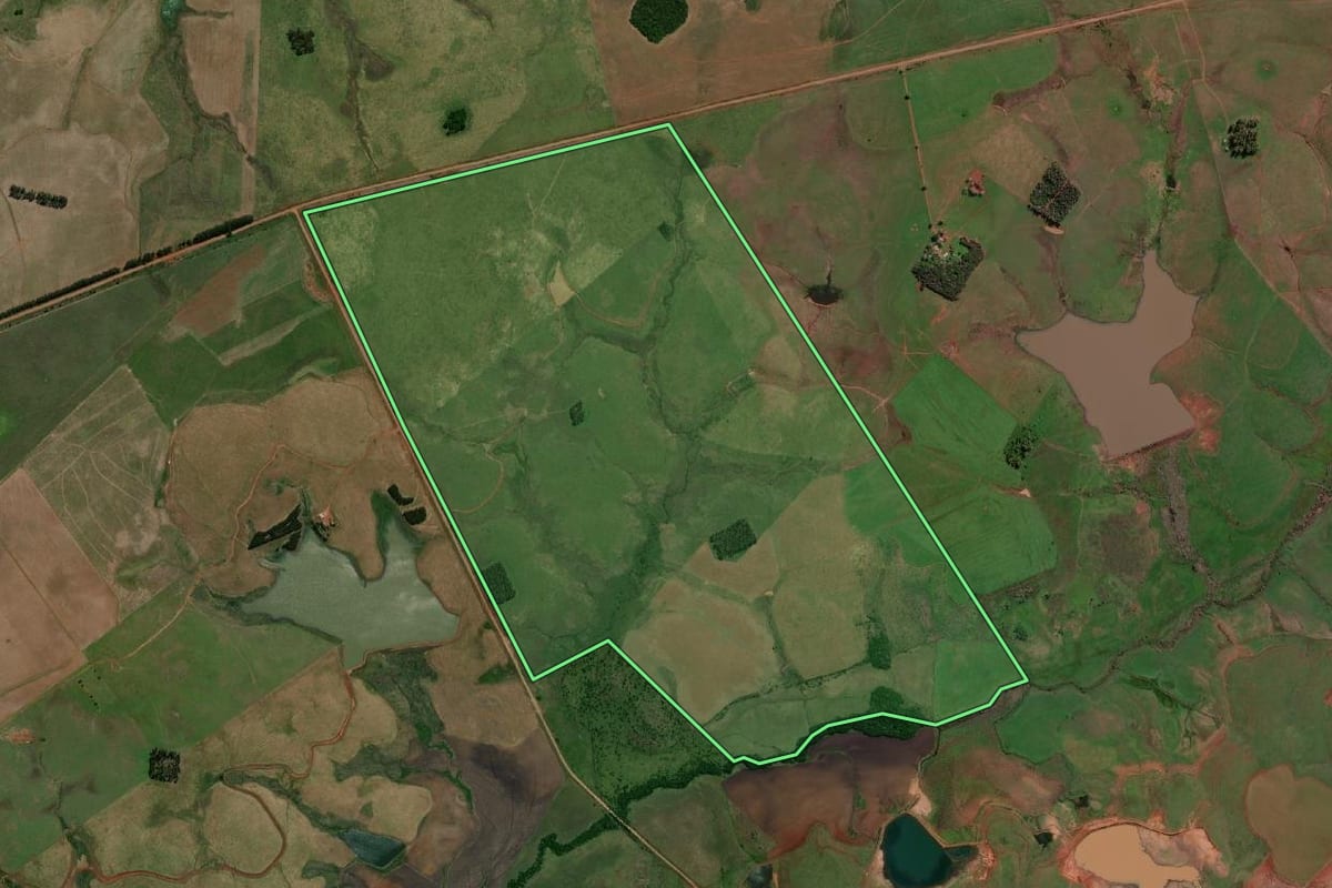 Imagem de satélite do imóvel rural em Itaqui (RS), com o contorno declarado no CAR desenhado por cima.