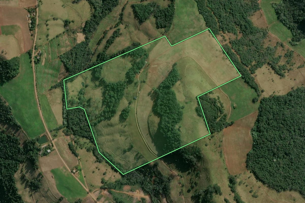 Imagem de satélite do imóvel rural em Itatiba do Sul (RS), com o contorno declarado no CAR desenhado por cima.