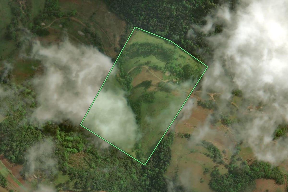 Imagem de satélite do imóvel rural em Itatiba do Sul (RS), com o contorno declarado no CAR desenhado por cima.