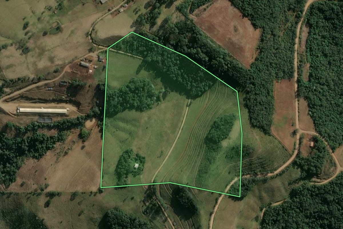 Imagem de satélite do imóvel rural em Itatiba do Sul (RS), com o contorno declarado no CAR desenhado por cima.