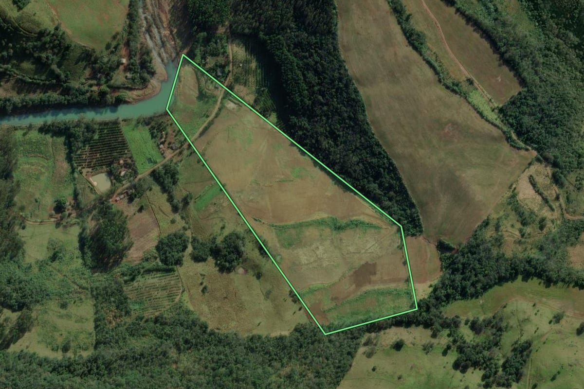 Imagem de satélite do imóvel rural em Itatiba do Sul (RS), com o contorno declarado no CAR desenhado por cima.