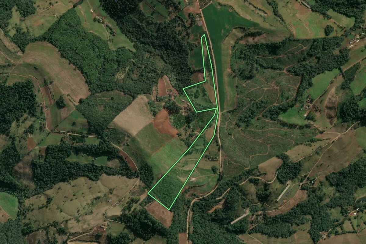 Imagem de satélite do imóvel rural em Itatiba do Sul (RS), com o contorno declarado no CAR desenhado por cima.