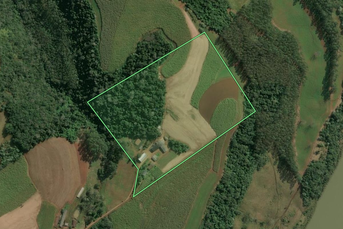 Imagem de satélite do imóvel rural em Itatiba do Sul (RS), com o contorno declarado no CAR desenhado por cima.