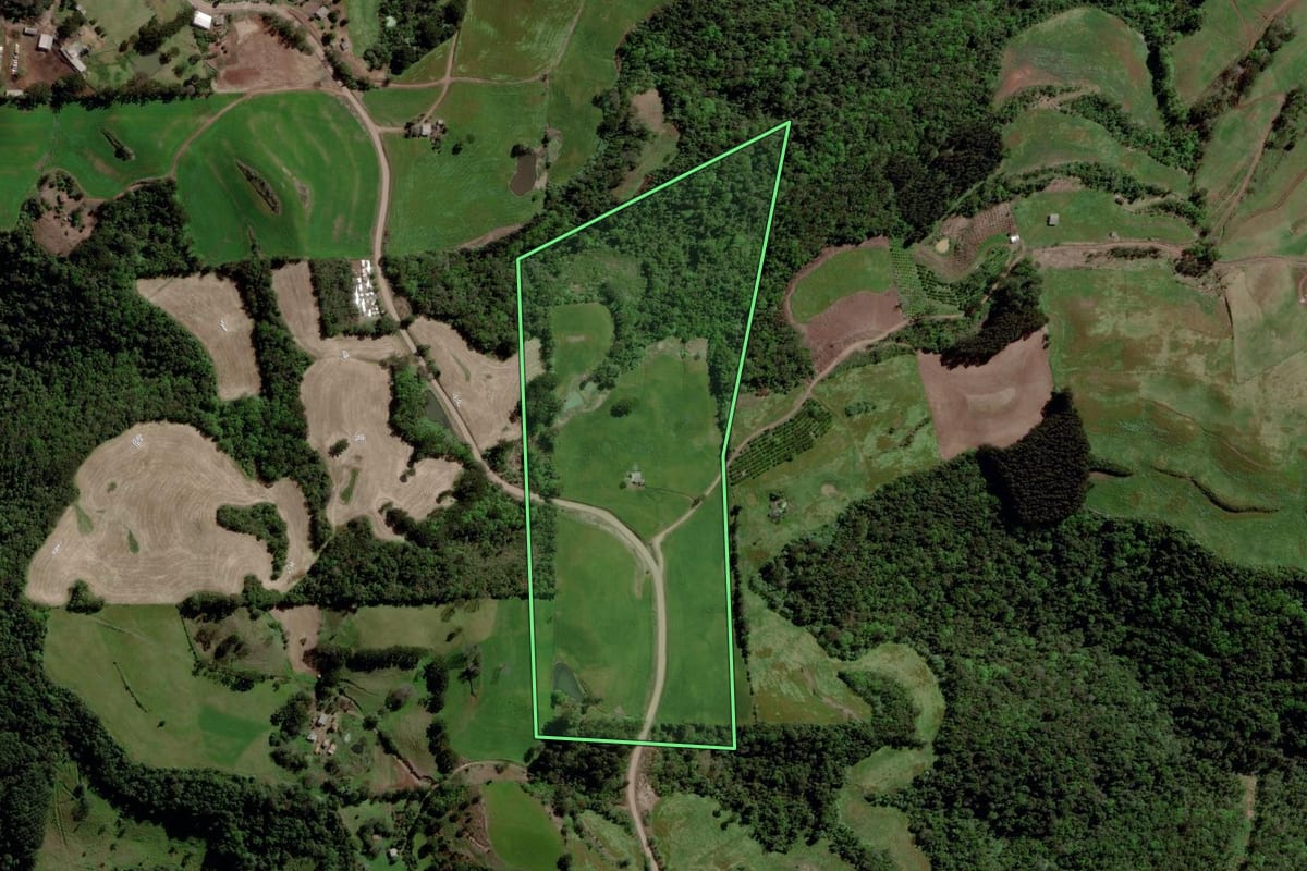 Imagem de satélite do imóvel rural em Itatiba do Sul (RS), com o contorno declarado no CAR desenhado por cima.