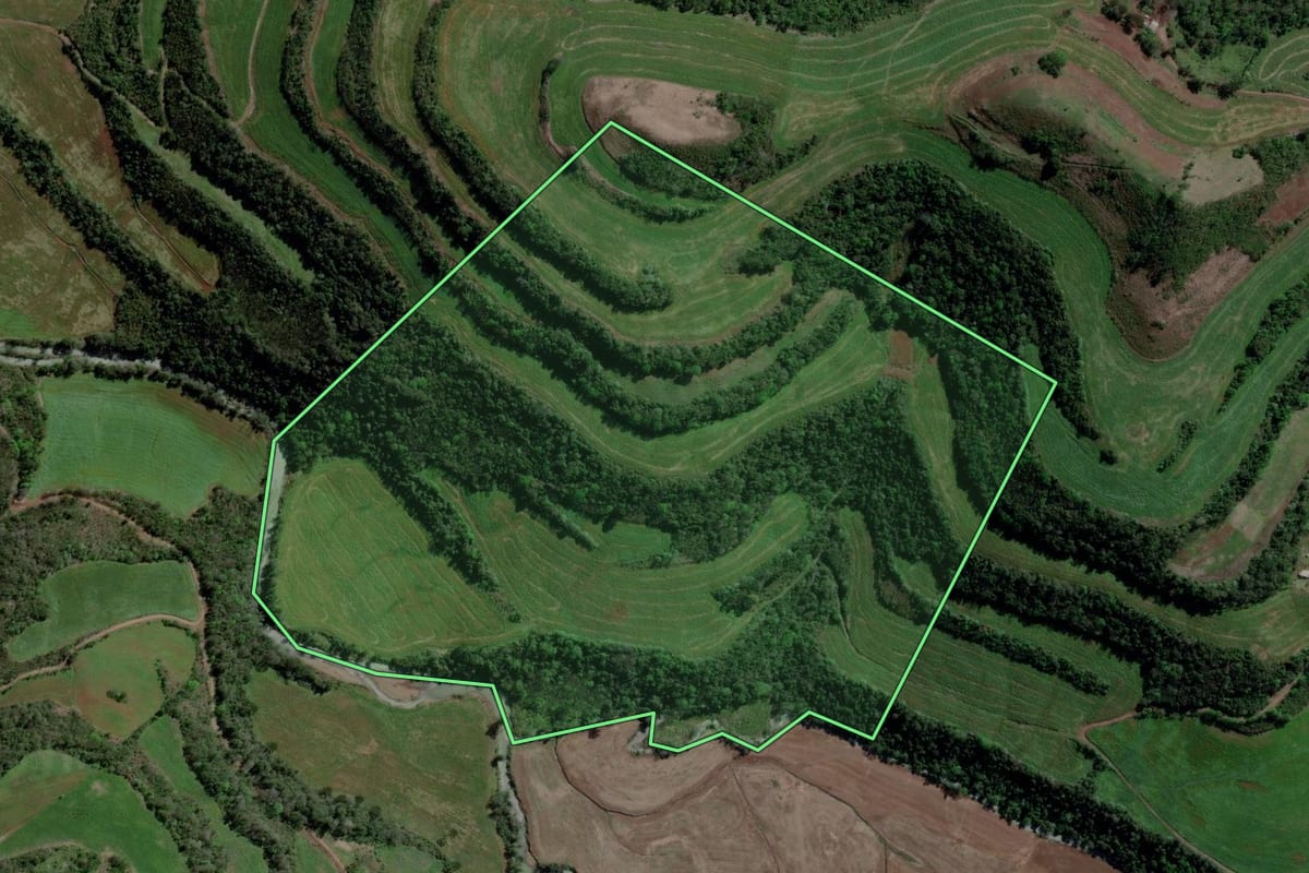 Imagem de satélite do imóvel rural em Itatiba do Sul (RS), com o contorno declarado no CAR desenhado por cima.
