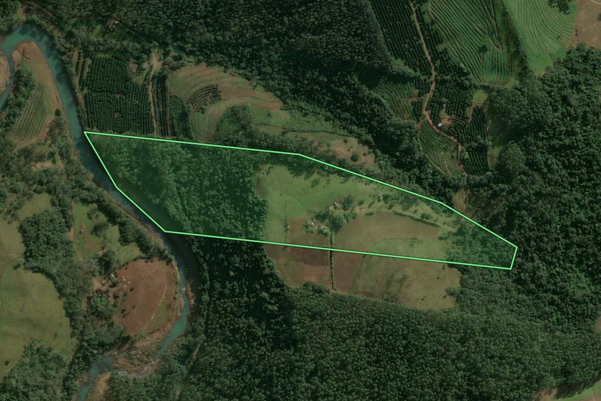 Imagem de satélite do imóvel rural em Itatiba do Sul (RS), com o contorno declarado no CAR desenhado por cima.