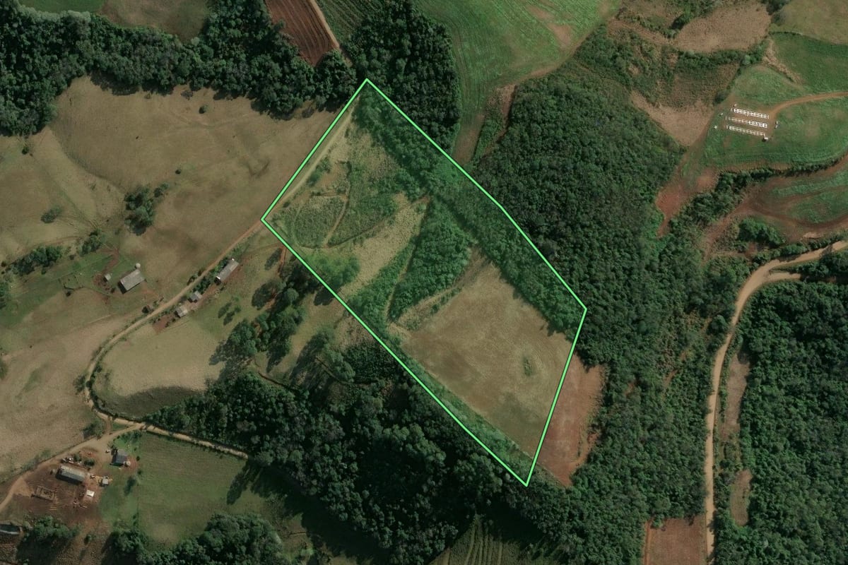 Imagem de satélite do imóvel rural em Itatiba do Sul (RS), com o contorno declarado no CAR desenhado por cima.