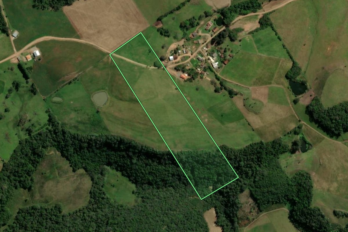 Imagem de satélite do imóvel rural em Ivorá (RS), com o contorno declarado no CAR desenhado por cima.