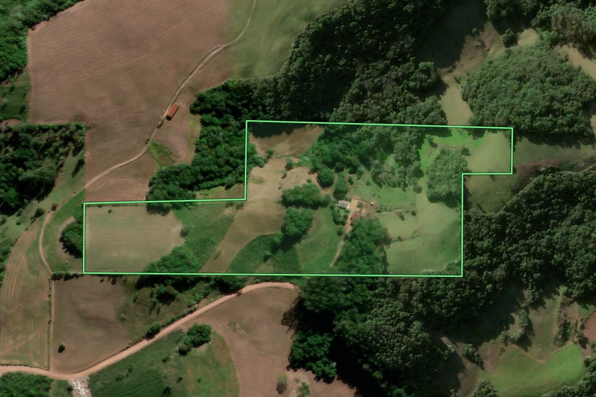 Imagem de satélite do imóvel rural em Ivorá (RS), com o contorno declarado no CAR desenhado por cima.