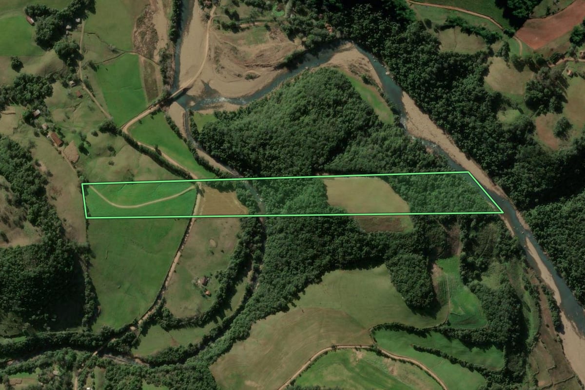 Imagem de satélite do imóvel rural em Ivorá (RS), com o contorno declarado no CAR desenhado por cima.
