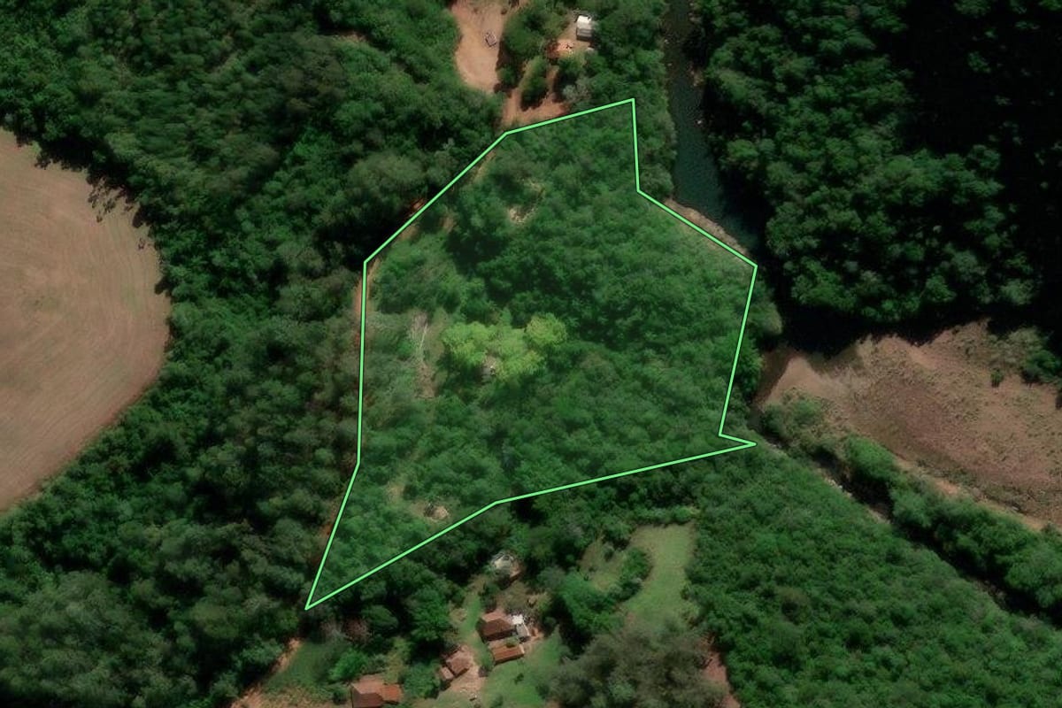 Imagem de satélite do imóvel rural em Ivorá (RS), com o contorno declarado no CAR desenhado por cima.