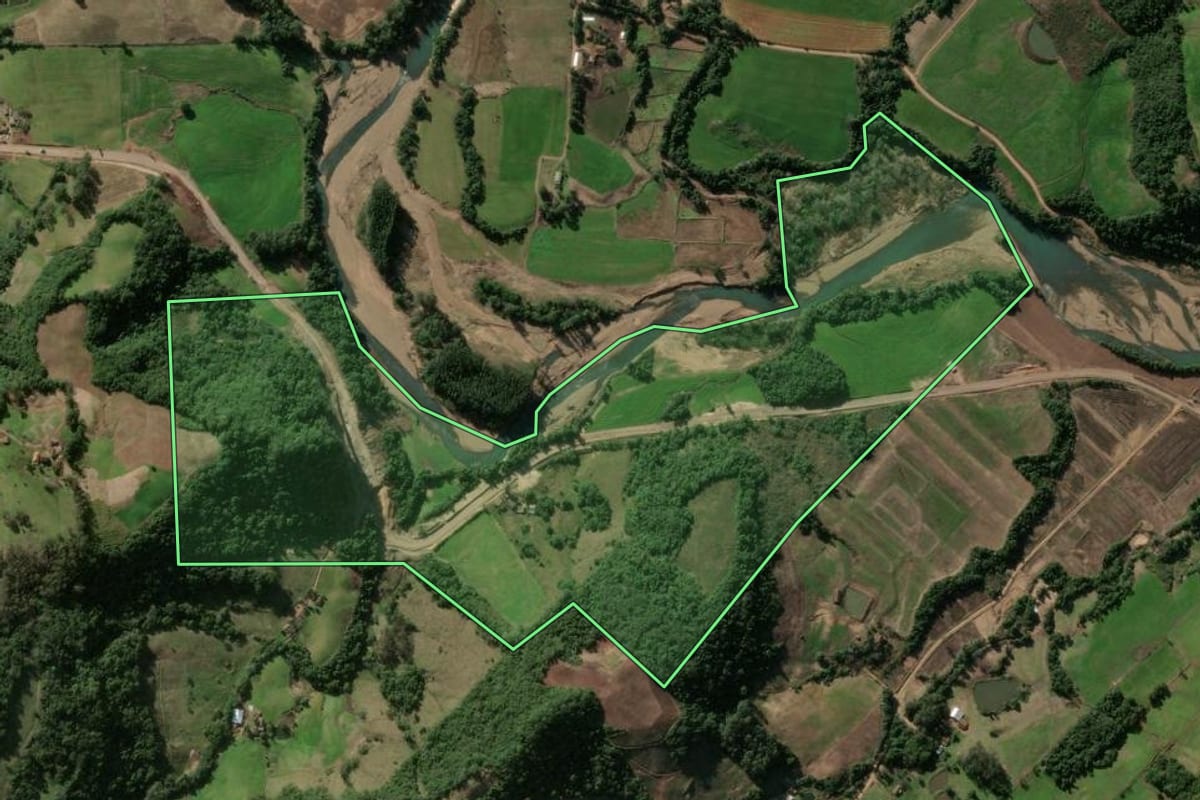 Imagem de satélite do imóvel rural em Ivorá (RS), com o contorno declarado no CAR desenhado por cima.
