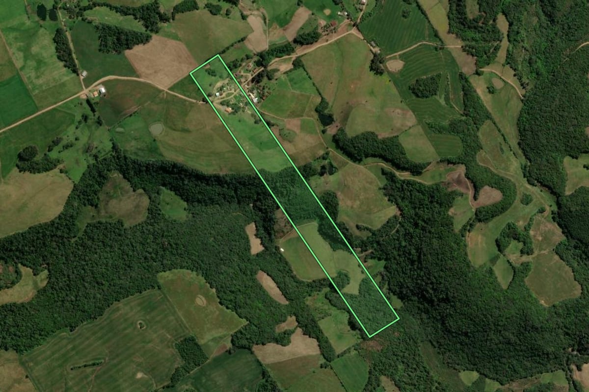 Imagem de satélite do imóvel rural em Ivorá (RS), com o contorno declarado no CAR desenhado por cima.