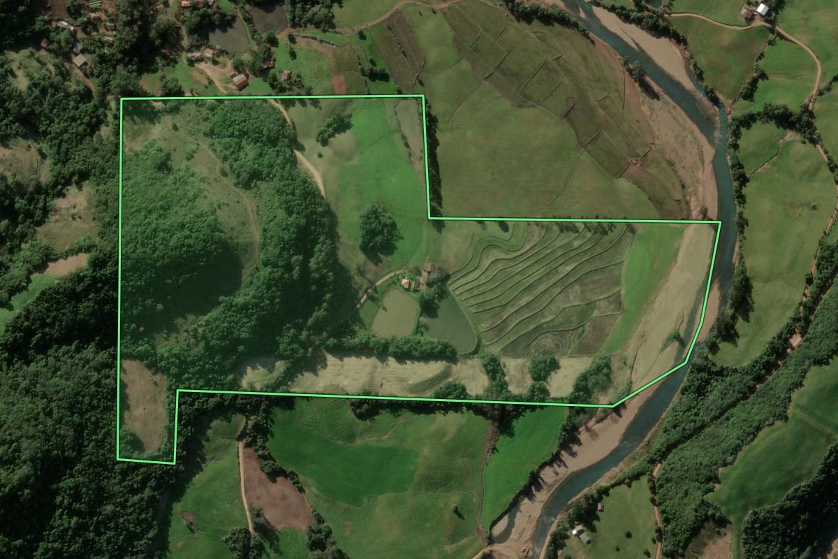 Imagem de satélite do imóvel rural em Ivorá (RS), com o contorno declarado no CAR desenhado por cima.