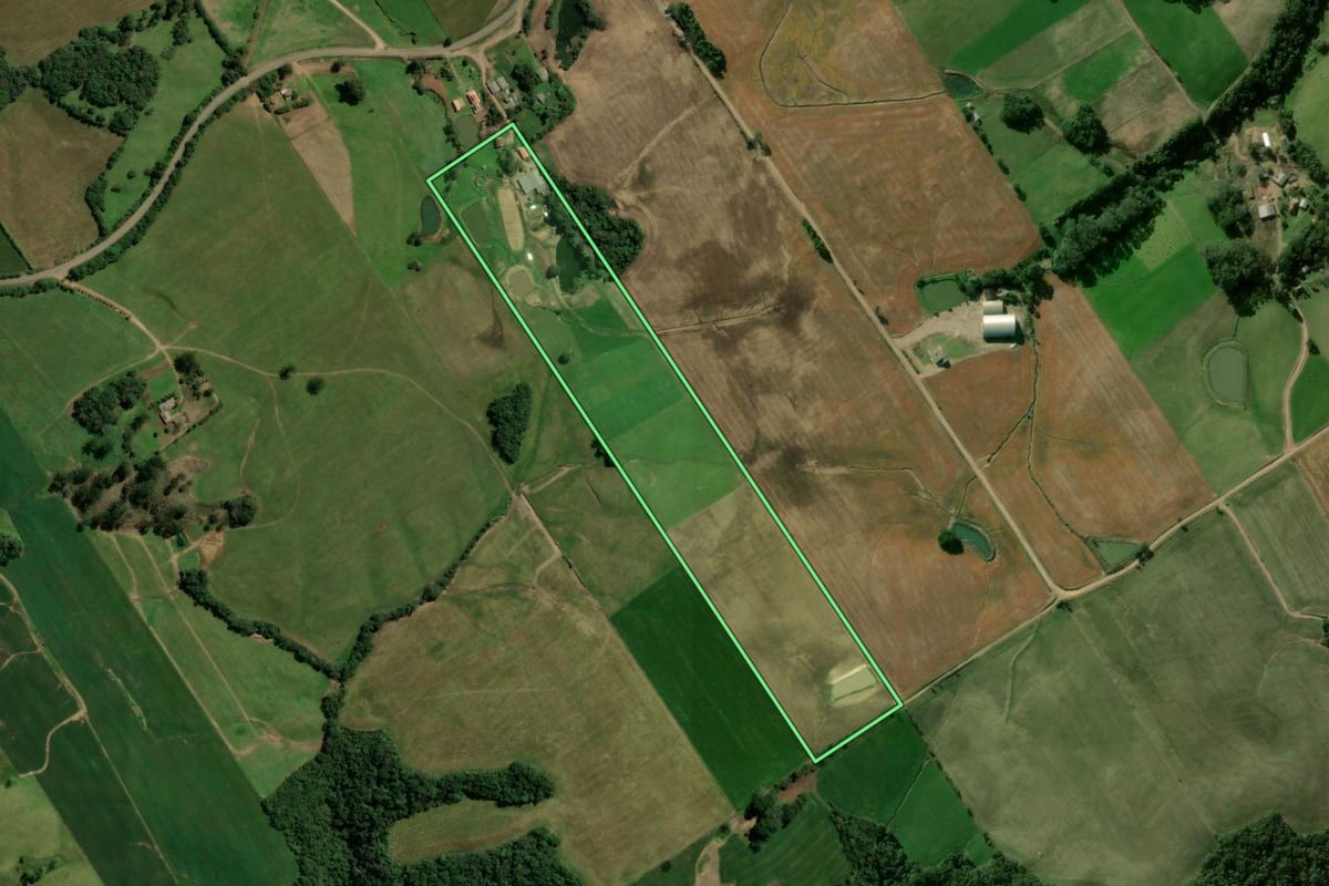 Imagem de satélite do imóvel rural em Ivorá (RS), com o contorno declarado no CAR desenhado por cima.