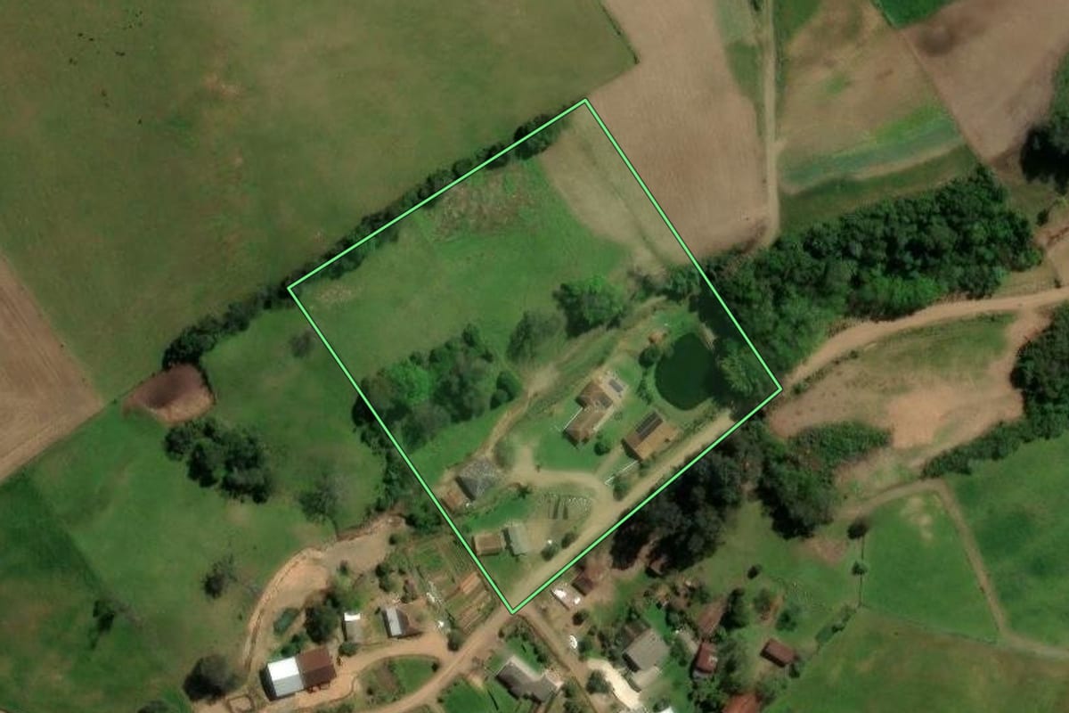 Imagem de satélite do imóvel rural em Ivorá (RS), com o contorno declarado no CAR desenhado por cima.