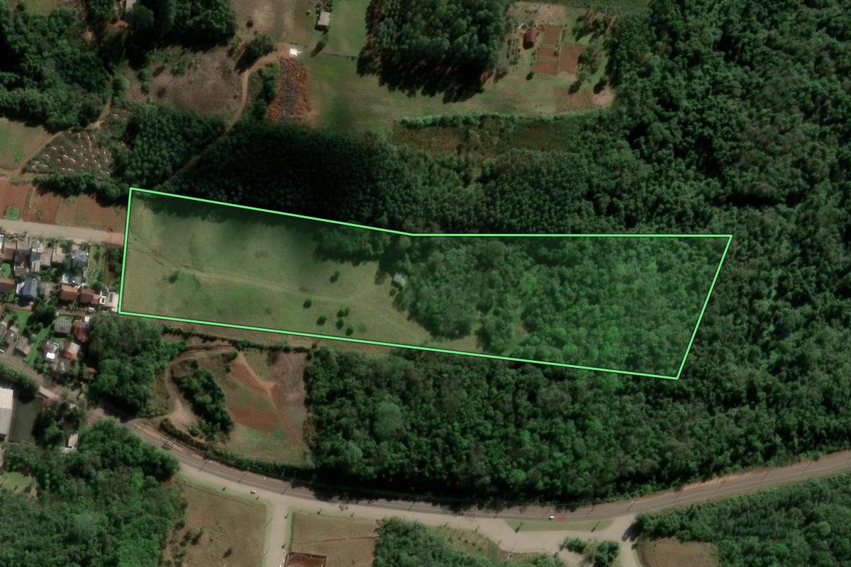 Imagem de satélite do imóvel rural em Ivoti (RS), com o contorno declarado no CAR desenhado por cima.