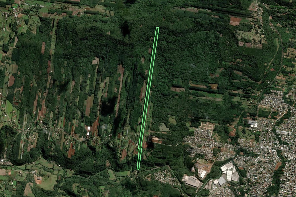 Imagem de satélite do imóvel rural em Ivoti (RS), com o contorno declarado no CAR desenhado por cima.