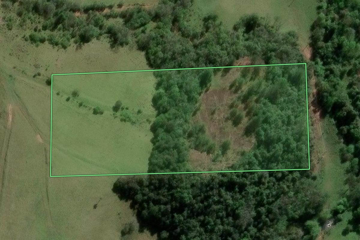 Imagem de satélite do imóvel rural em Ivoti (RS), com o contorno declarado no CAR desenhado por cima.