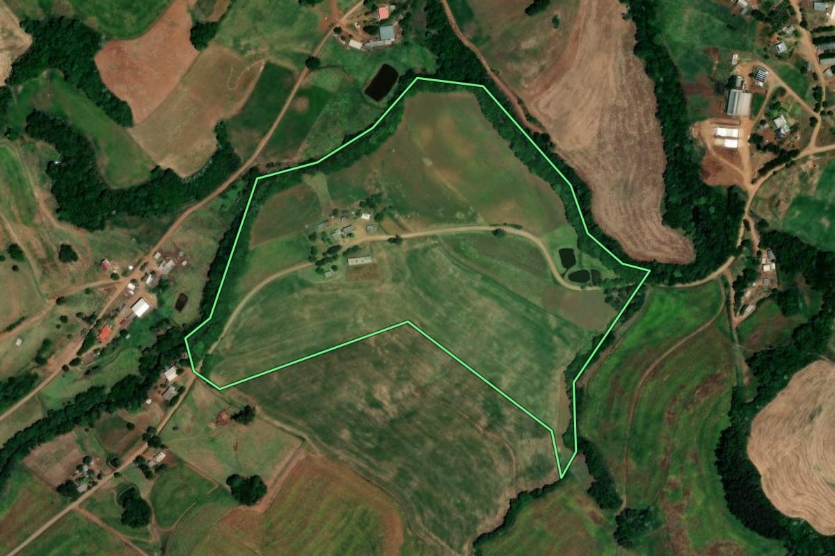 Imagem de satélite do imóvel rural em Jaboticaba (RS), com o contorno declarado no CAR desenhado por cima.