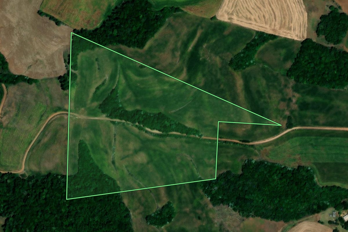 Imagem de satélite do imóvel rural em Jaboticaba (RS), com o contorno declarado no CAR desenhado por cima.