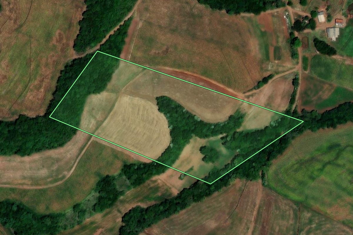 Imagem de satélite do imóvel rural em Jaboticaba (RS), com o contorno declarado no CAR desenhado por cima.