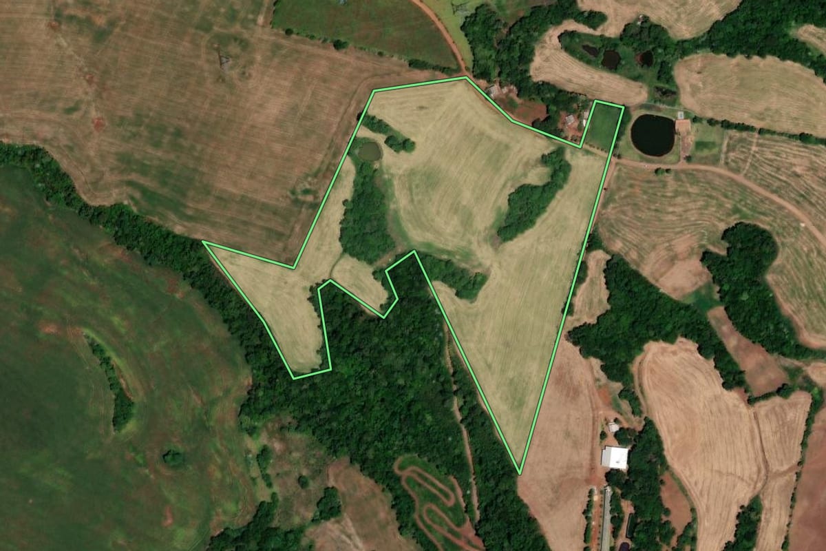 Imagem de satélite do imóvel rural em Jaboticaba (RS), com o contorno declarado no CAR desenhado por cima.