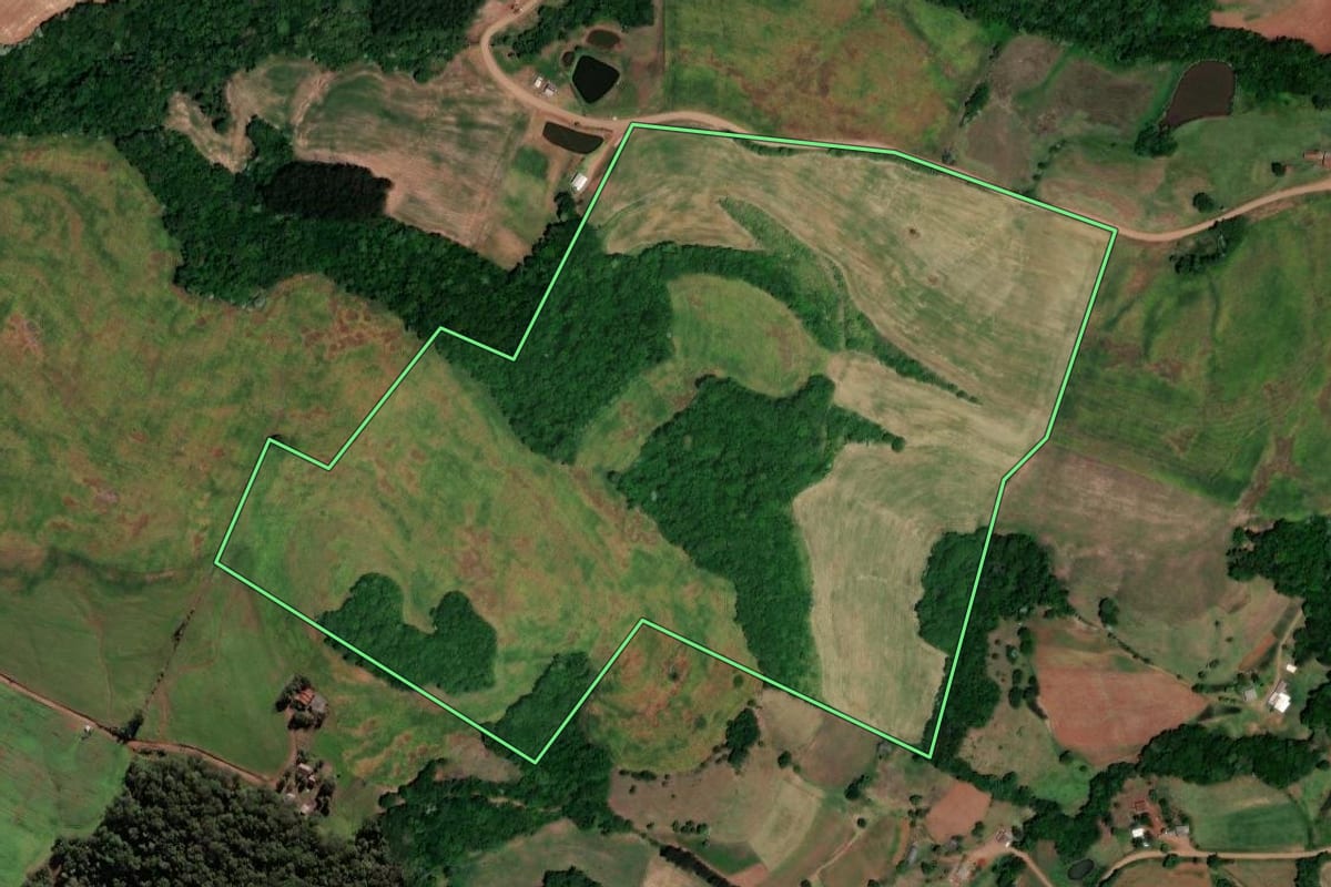 Imagem de satélite do imóvel rural em Jaboticaba (RS), com o contorno declarado no CAR desenhado por cima.
