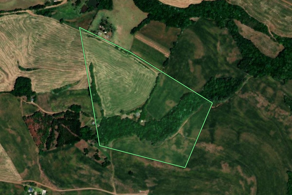 Imagem de satélite do imóvel rural em Jaboticaba (RS), com o contorno declarado no CAR desenhado por cima.