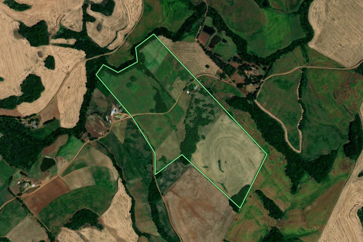 Imagem de satélite do imóvel rural em Jaboticaba (RS), com o contorno declarado no CAR desenhado por cima.