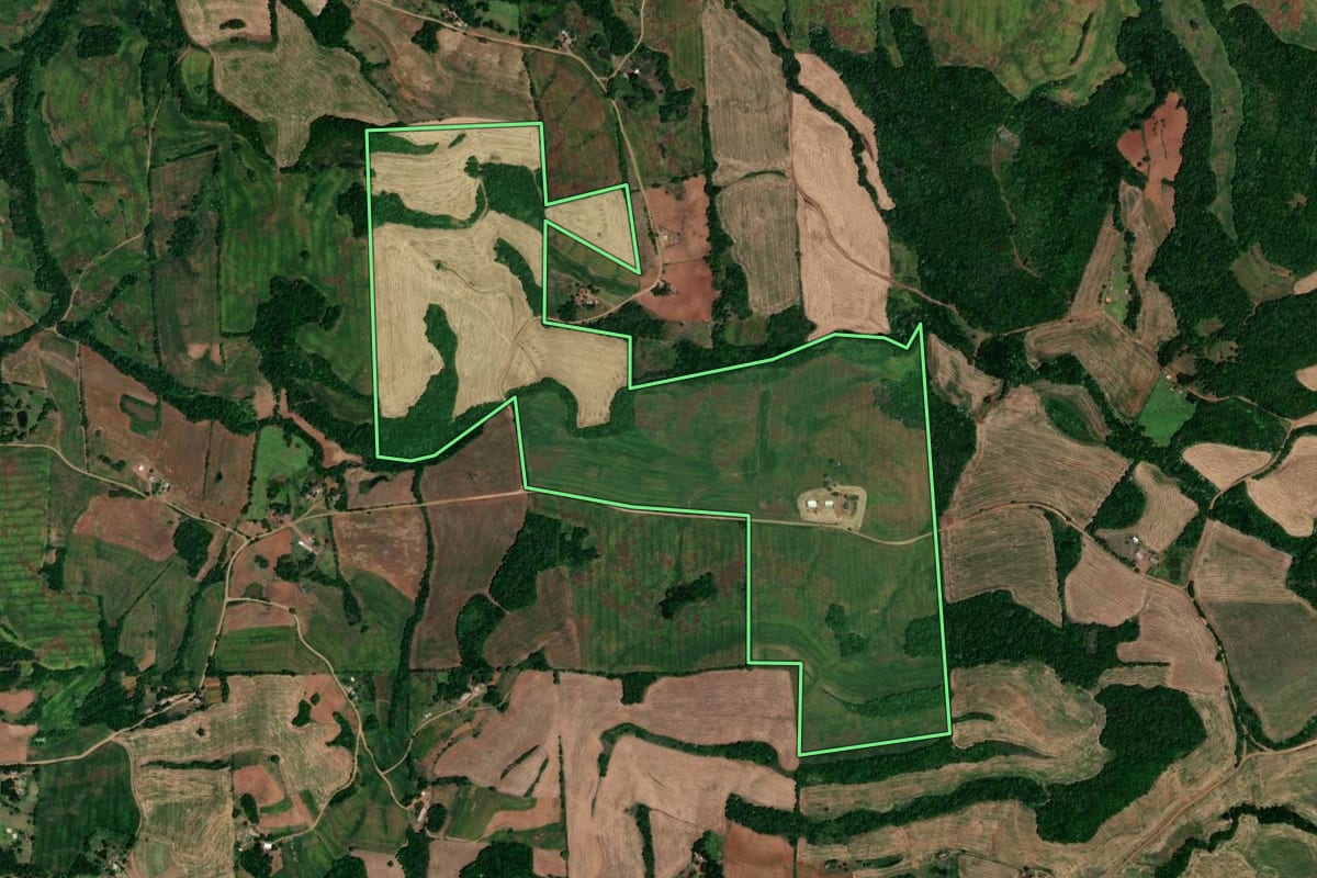 Imagem de satélite do imóvel rural em Jaboticaba (RS), com o contorno declarado no CAR desenhado por cima.
