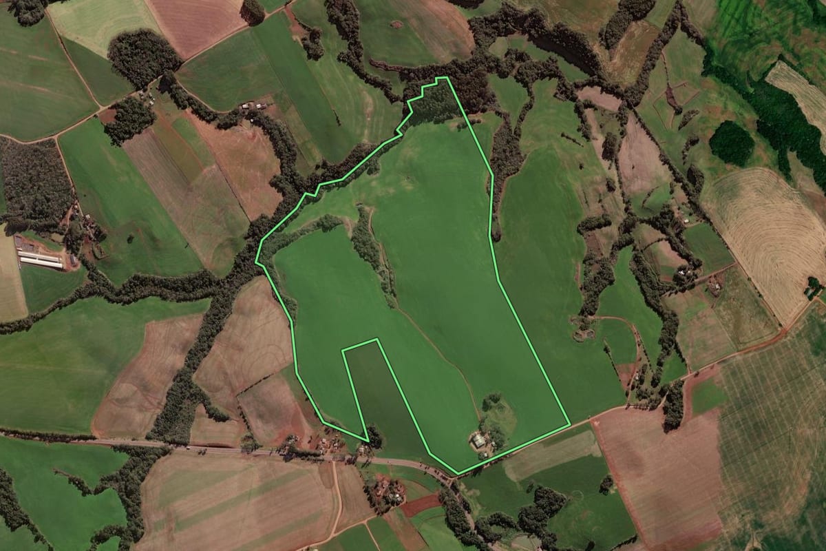 Imagem de satélite do imóvel rural em Jaboticaba (RS), com o contorno declarado no CAR desenhado por cima.