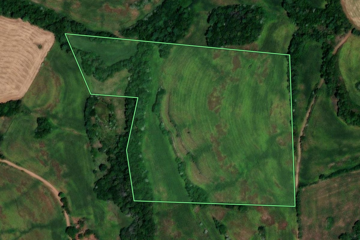 Imagem de satélite do imóvel rural em Jaboticaba (RS), com o contorno declarado no CAR desenhado por cima.