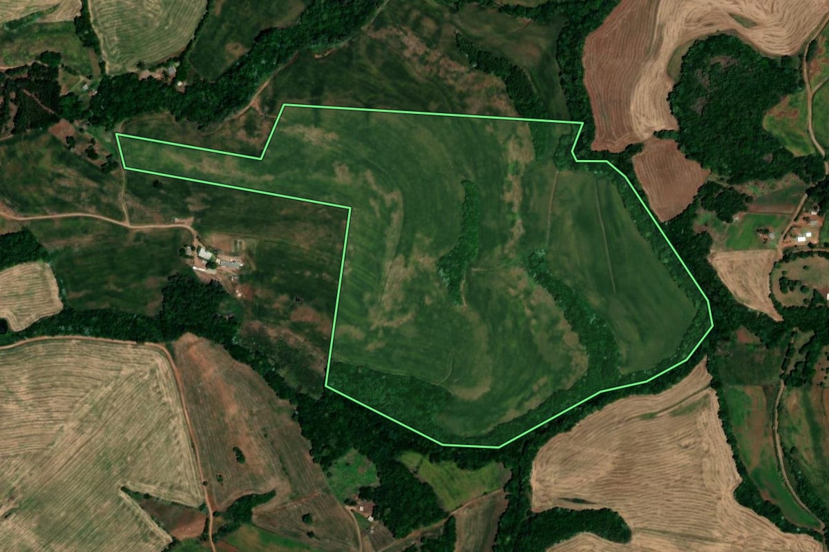 Imagem de satélite do imóvel rural em Jaboticaba (RS), com o contorno declarado no CAR desenhado por cima.
