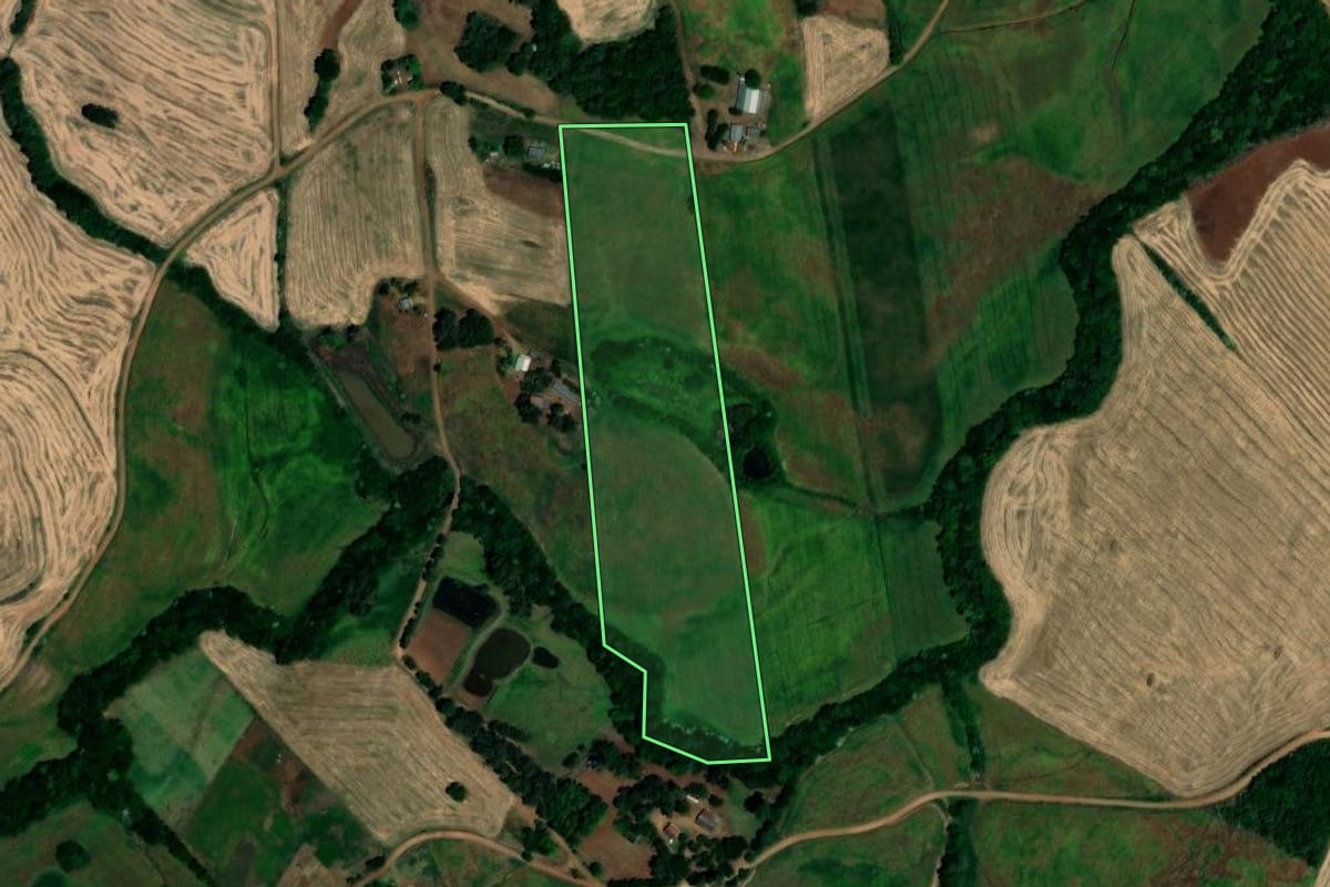 Imagem de satélite do imóvel rural em Jaboticaba (RS), com o contorno declarado no CAR desenhado por cima.