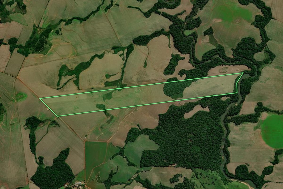 Imagem de satélite do imóvel rural em Jacuizinho (RS), com o contorno declarado no CAR desenhado por cima.