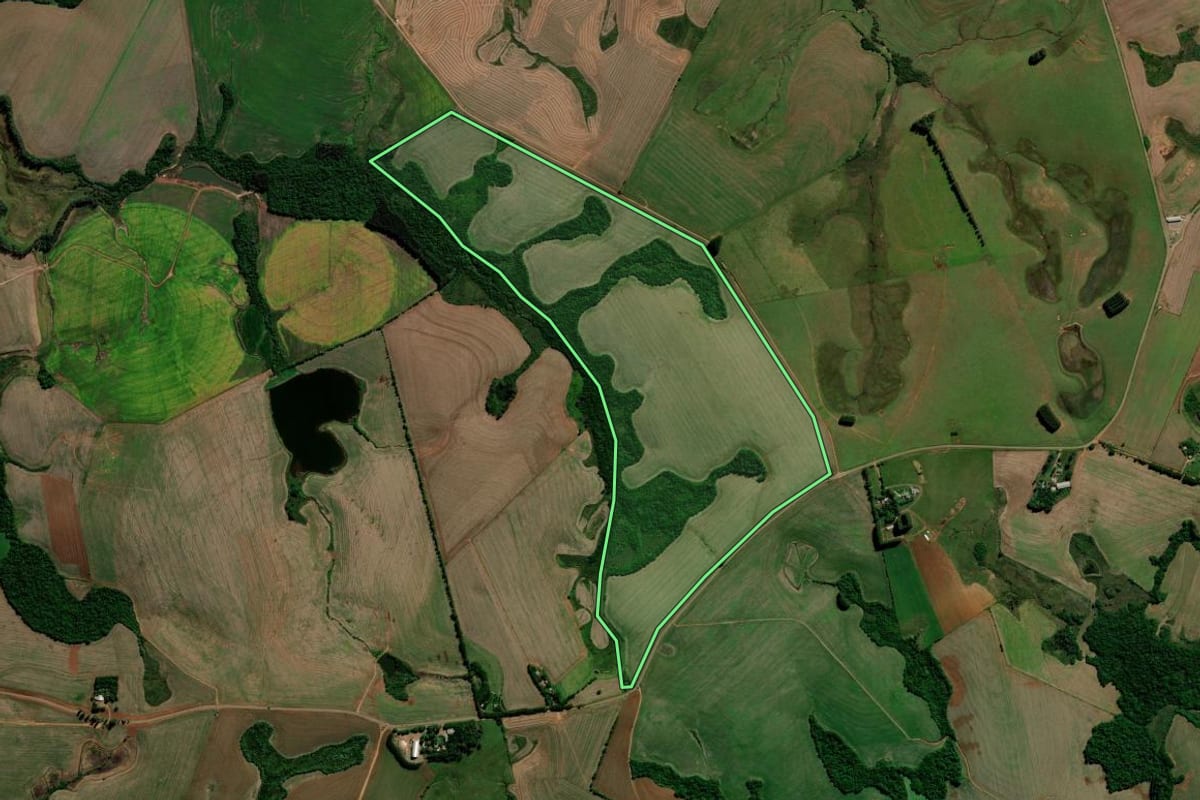 Imagem de satélite do imóvel rural em Jacuizinho (RS), com o contorno declarado no CAR desenhado por cima.