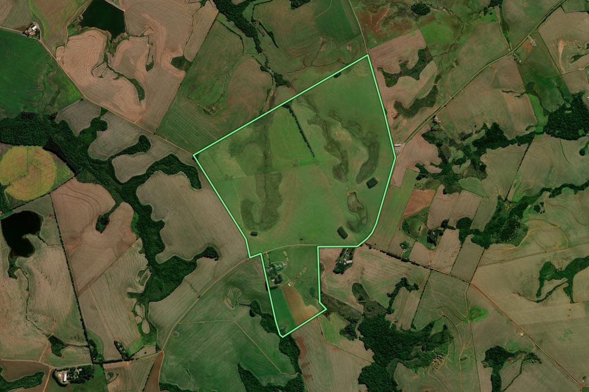 Imagem de satélite do imóvel rural em Jacuizinho (RS), com o contorno declarado no CAR desenhado por cima.
