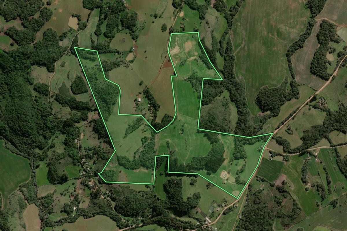 Imagem de satélite do imóvel rural em Jacuizinho (RS), com o contorno declarado no CAR desenhado por cima.