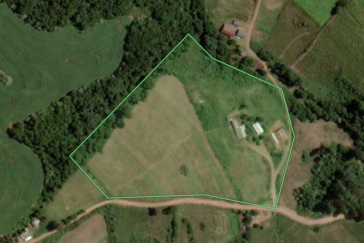 Imagem de satélite do imóvel rural em Jacuizinho (RS), com o contorno declarado no CAR desenhado por cima.