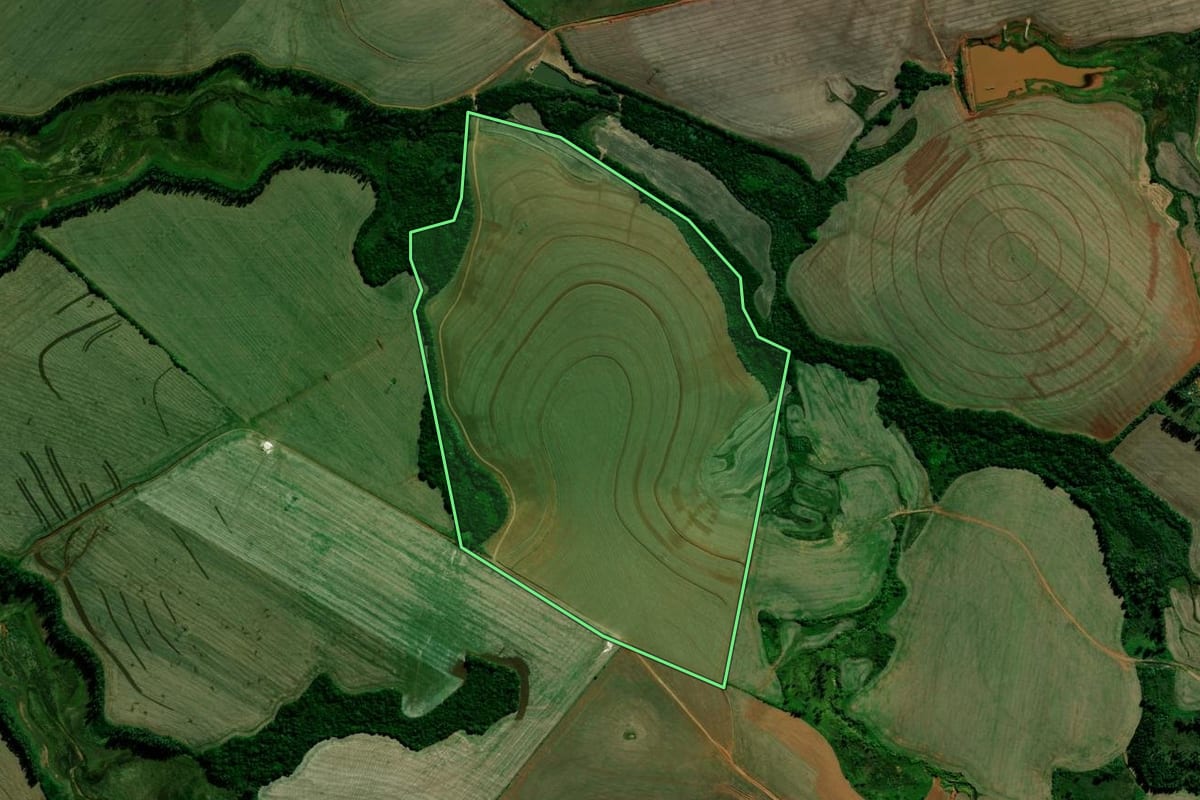 Imagem de satélite do imóvel rural em Jacuizinho (RS), com o contorno declarado no CAR desenhado por cima.