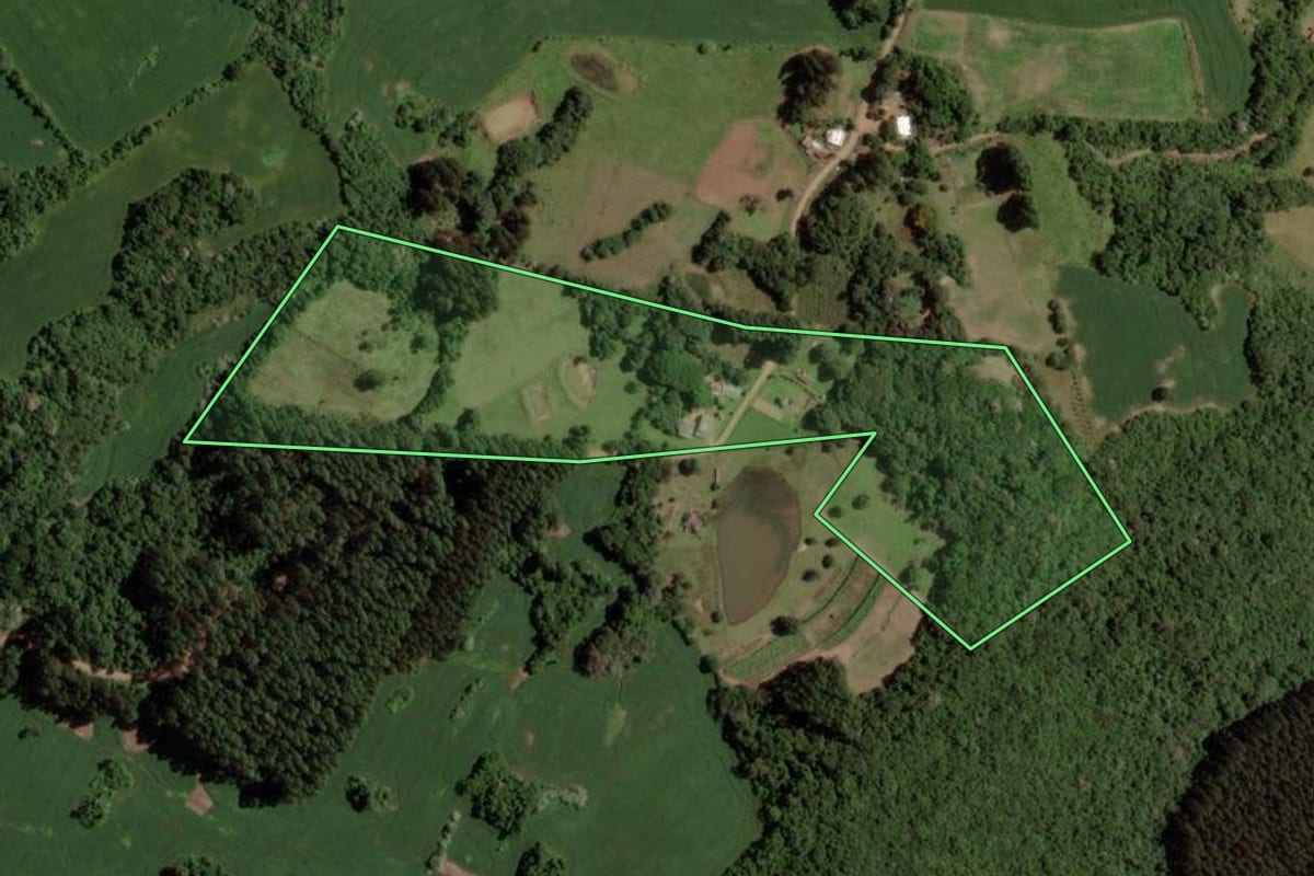 Imagem de satélite do imóvel rural em Jacuizinho (RS), com o contorno declarado no CAR desenhado por cima.