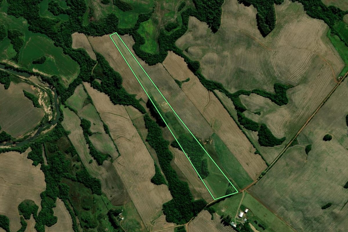 Imagem de satélite do imóvel rural em Jacuizinho (RS), com o contorno declarado no CAR desenhado por cima.