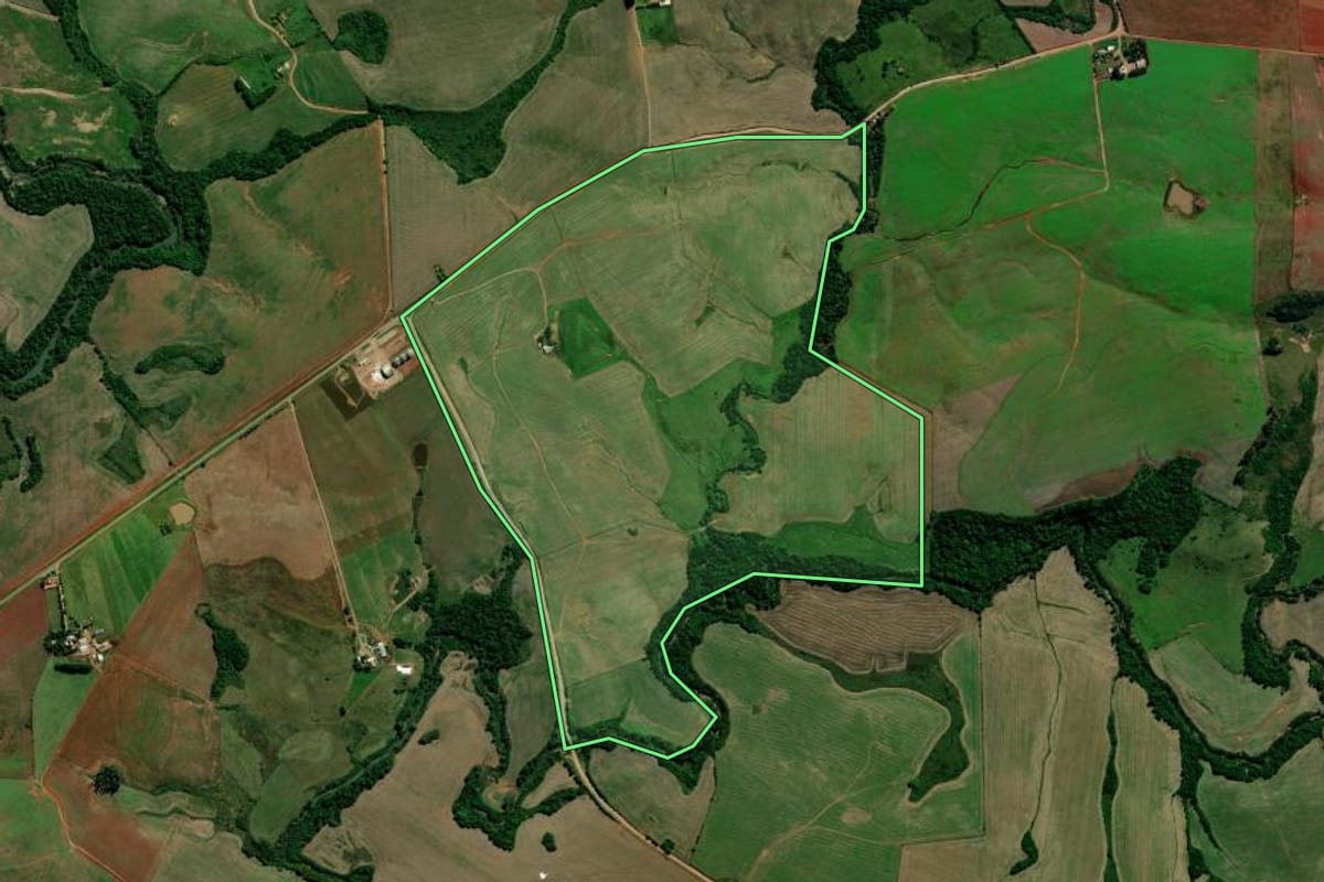 Imagem de satélite do imóvel rural em Jacuizinho (RS), com o contorno declarado no CAR desenhado por cima.