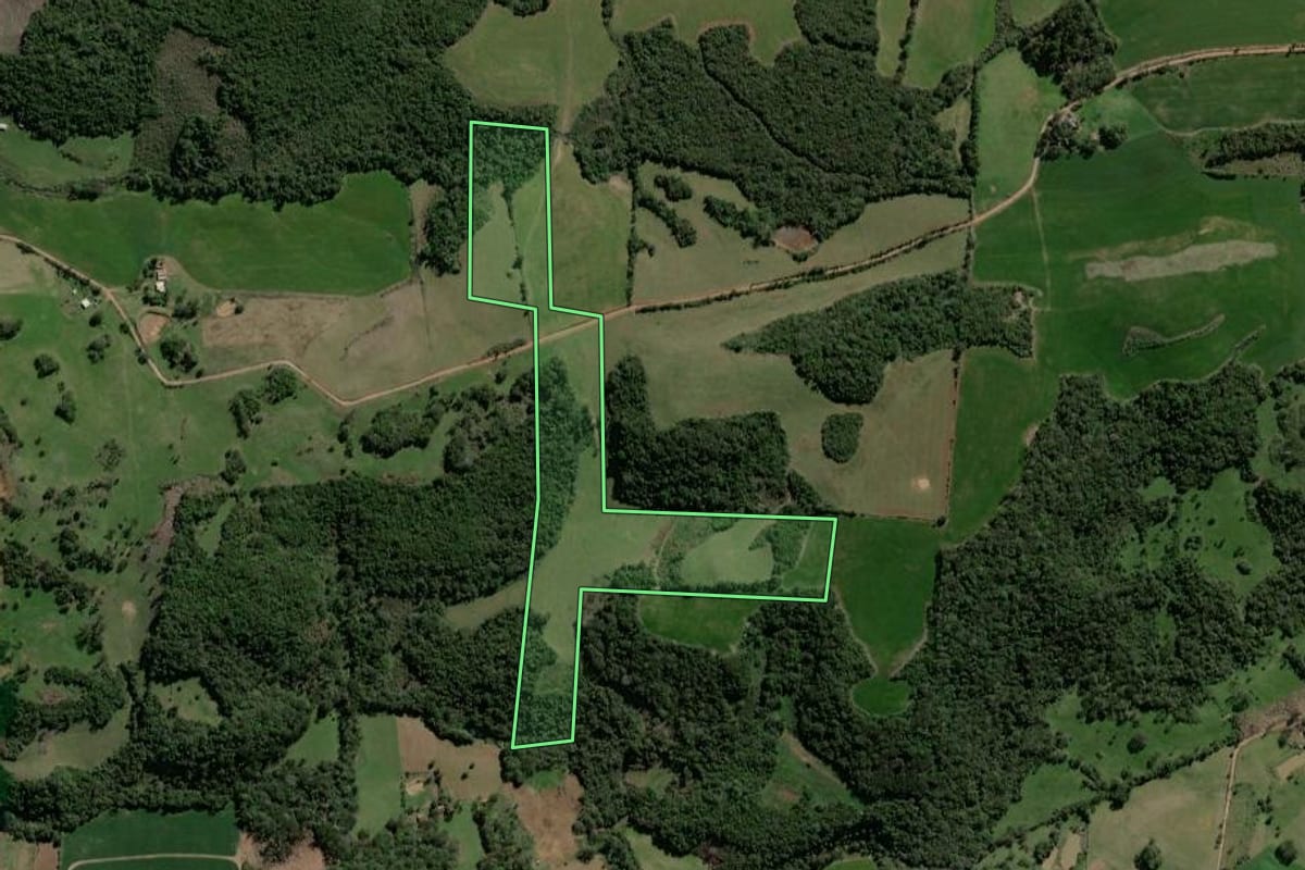 Imagem de satélite do imóvel rural em Jacuizinho (RS), com o contorno declarado no CAR desenhado por cima.