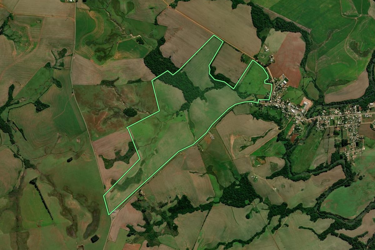 Imagem de satélite do imóvel rural em Jacuizinho (RS), com o contorno declarado no CAR desenhado por cima.