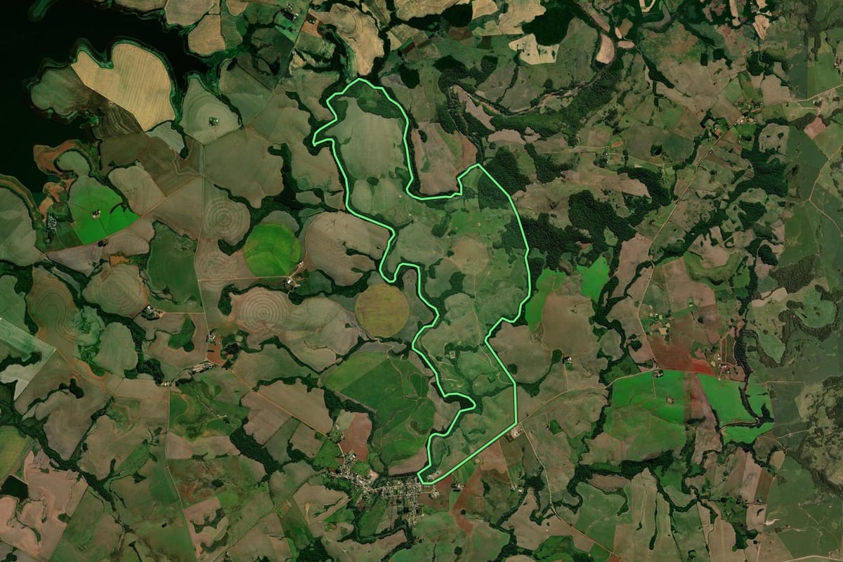 Imagem de satélite do imóvel rural em Jacuizinho (RS), com o contorno declarado no CAR desenhado por cima.